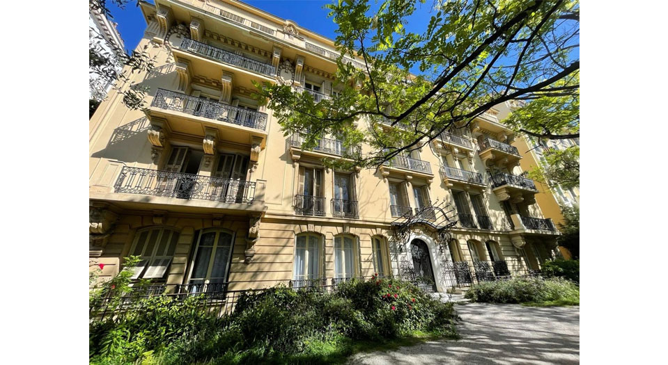 Façade rénovée d’un programme immobilier à Nice Libération, illustrant un projet de rénovation immobilière moderne et harmonieuse.