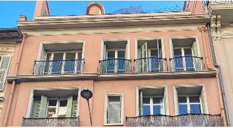 Nice centre-ville — façade de caractère avec balcons, programme rénovation
