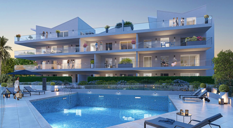 Appartements neufs Cannes Californie — piscine collective et balcons illuminés en soirée